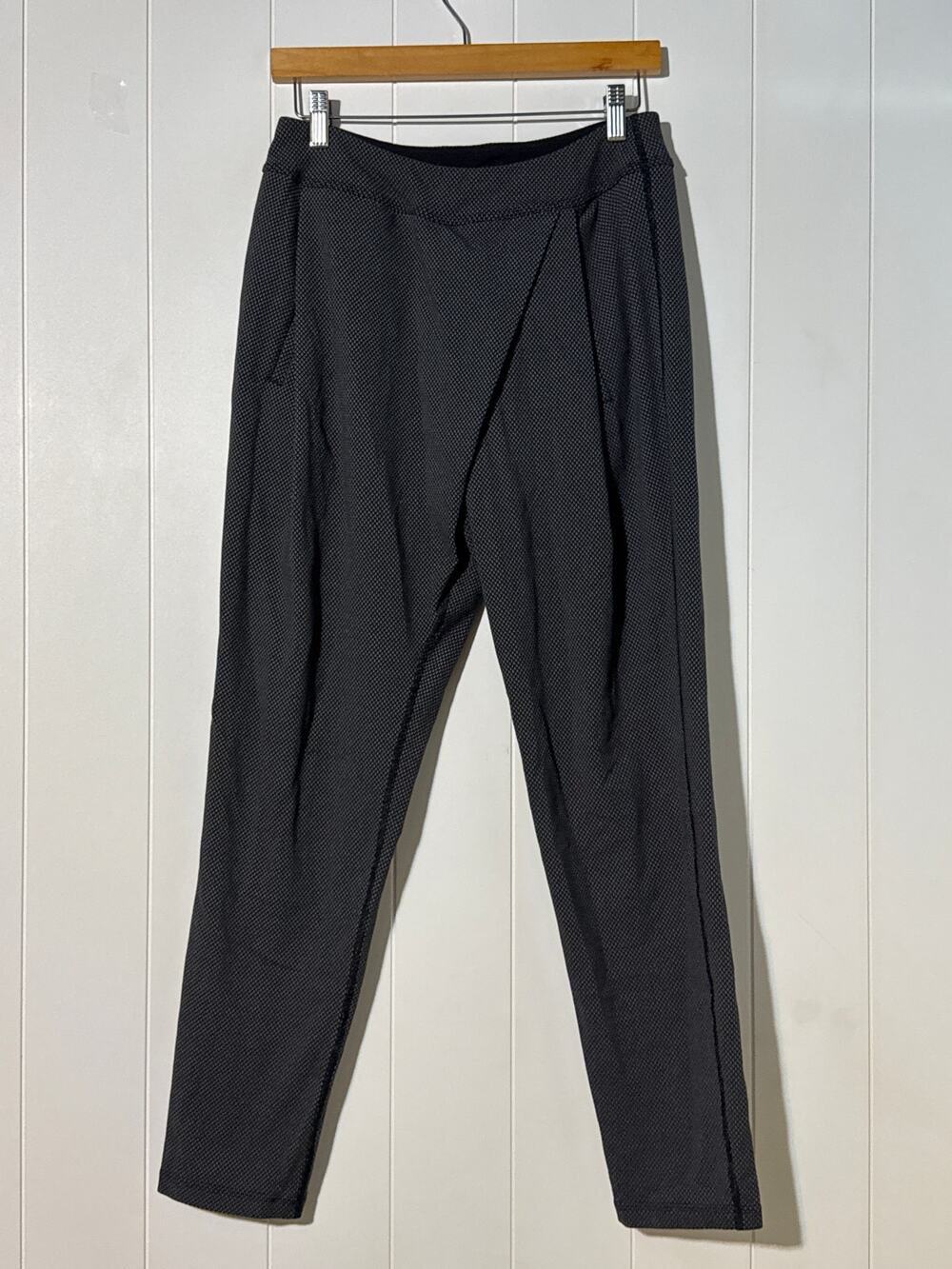 Lululemon · 6 · Wrap Front · Charcoal Grey Dot · Polyester Blend · Tapered Pant